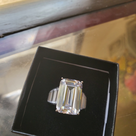 Angelina Jolie - Picture 2 of 8